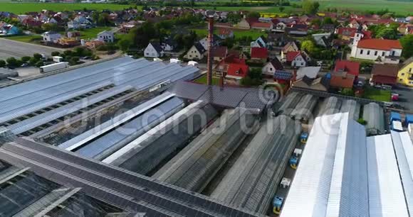 靠近温室的欧洲村庄德国欧洲村庄附近的一个大型温室综合体视频的预览图