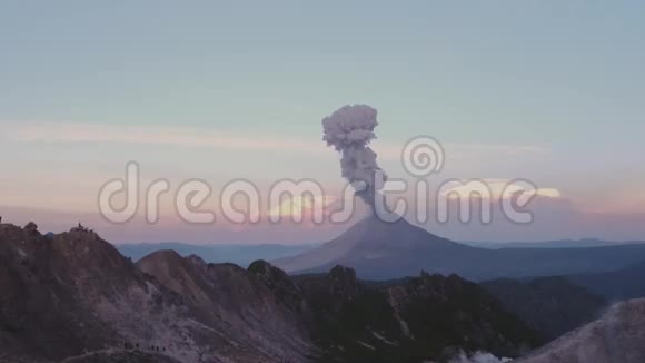 清晨火山爆发视频的预览图