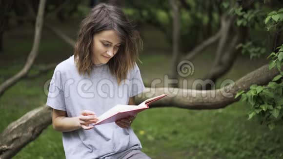 女孩在公园看书视频的预览图