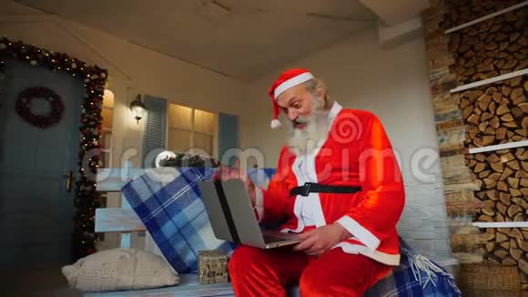 乔昆德圣诞老人用笔记本电脑用视频说话视频的预览图