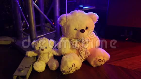 一排坐着的泰迪熊白色的泰迪熊氦气球脖子上戴着蝴蝶的可爱的泰迪熊柔软的玩具视频的预览图