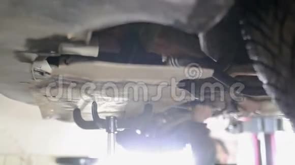 机械师拆下保护汽车发动机视频的预览图