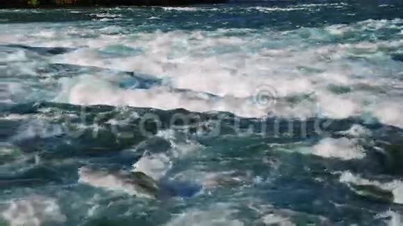 暴风雨的尼亚加拉河流向瀑布急流上的水沫视频的预览图
