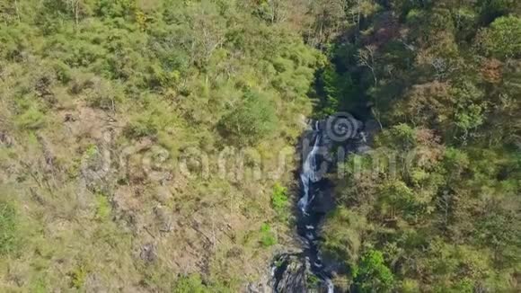 热带森林中奇妙的空中景观瀑布视频的预览图