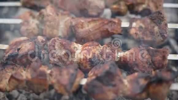烧烤或什什烤串是在烤架上油炸的视频的预览图