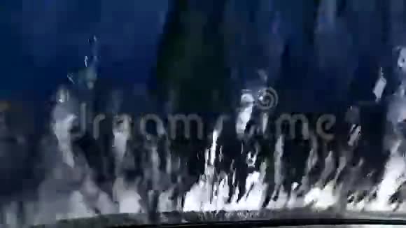洗车水挡风玻璃和滚筒刷视频的预览图