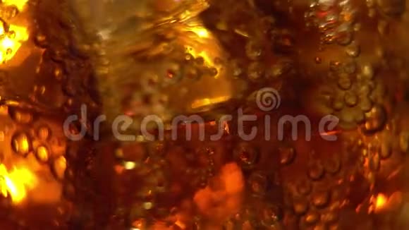 杯子里的可乐和冰块和气泡旋转食物背景苏打水特写视频的预览图