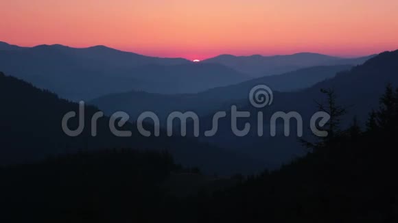 日出在森林山脉和太阳时间流逝视频的预览图