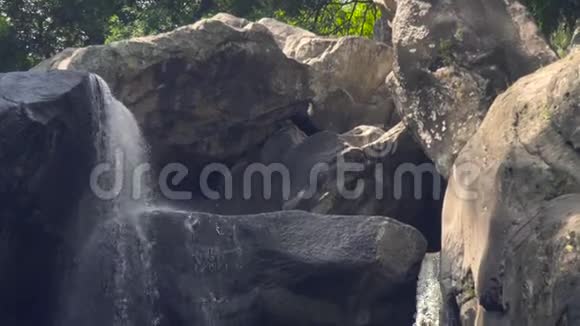 雨林中的高山瀑布山林中石上瀑布的水流岩石上的水流视频的预览图