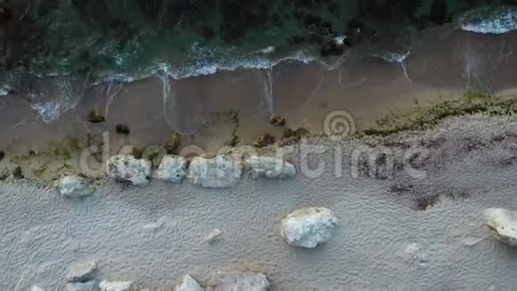 海浪大海和沙滩的鸟瞰图透视是直接向下的视频的预览图