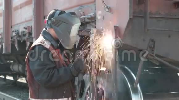 人焊接铁路车厢视频的预览图