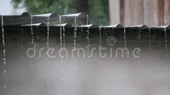 旧锌屋顶下雨视频的预览图