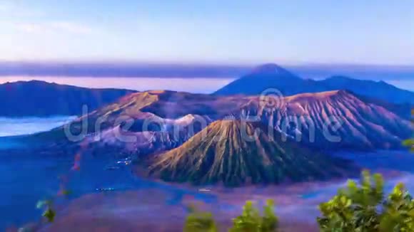 4K时程布朗莫火山上空的日出印度尼西亚东爪哇2015年7月25日视频的预览图