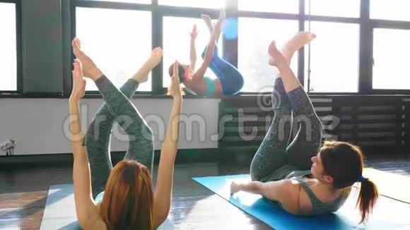 瑜伽课程中的女性伸展与放松视频的预览图