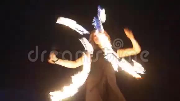 在火里的女孩视频的预览图