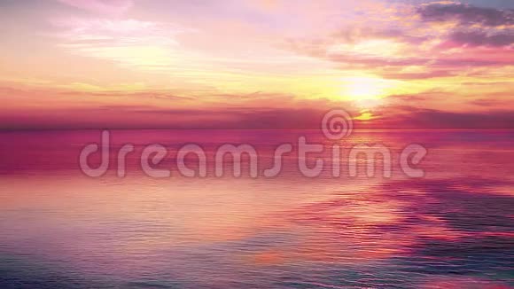 日落的景象海水平静太阳落在背景的云层后面温暖多彩的天空视频的预览图