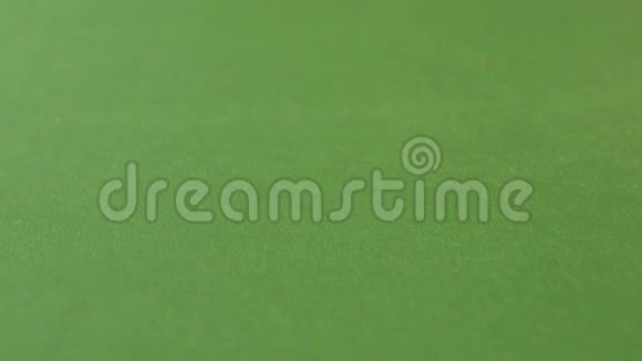 绿色背景上的扁豆慢动作特写镜头水平平底锅2射击视频的预览图