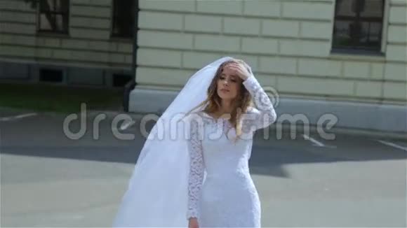 新娘在公园散步风吹散了她的头发视频的预览图