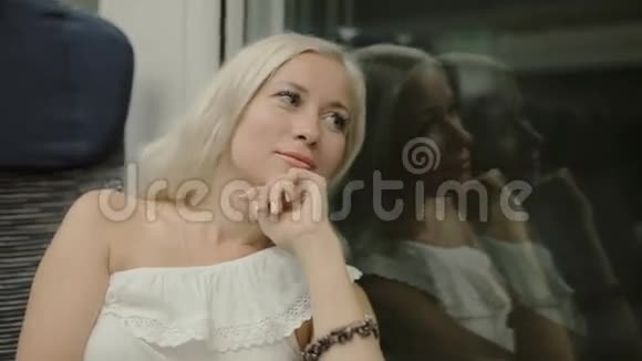 坐地铁的漂亮金发女郎视频的预览图