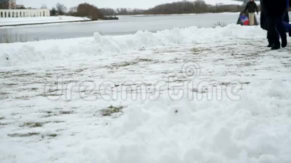 在雪地上慢跑运动男子比赛视频的预览图