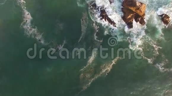 海浪撞击岩石的鸟瞰图视频的预览图