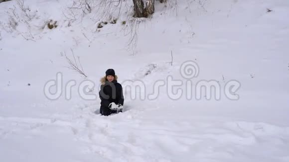 少年扔出新鲜的雪这个男孩在冬天很高兴冬季阴天视频的预览图