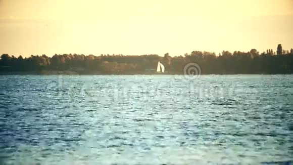 秋日江上白帆船视频的预览图