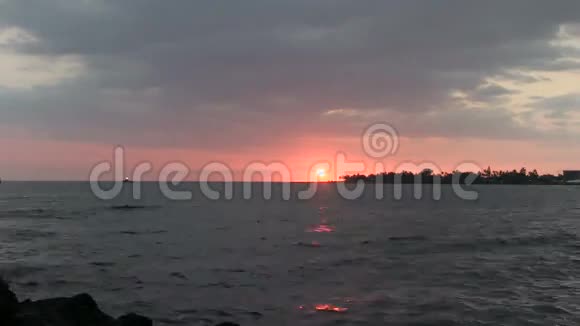 夕阳西下夏威夷大岛在海洋上陆地和云上视频的预览图