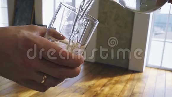 玻璃填充泼水视频的预览图