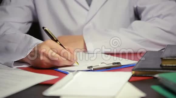 男性在文件中用白色的实验室外套书写笔视频的预览图