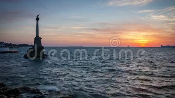 日落时的大海和大海中的一座纪念碑视频的预览图