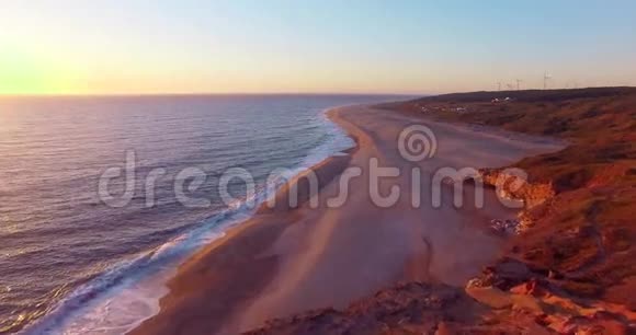 葡萄牙日落时的海景北海滩和拿撒勒灯塔视频的预览图