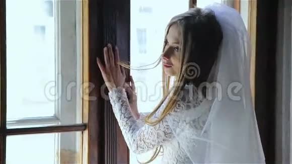 年轻的时候刚在窗口娶了个女孩视频的预览图
