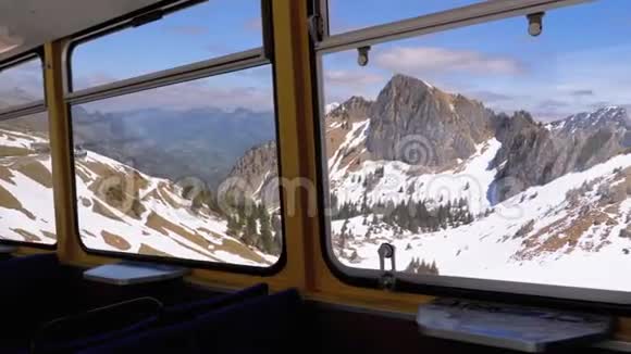 瑞士雪山阿尔卑斯山上的一列运动山火车的窗口景色蒙特勒城视频的预览图