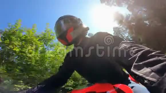 骑着头盔的骑士骑着摩托车视频的预览图