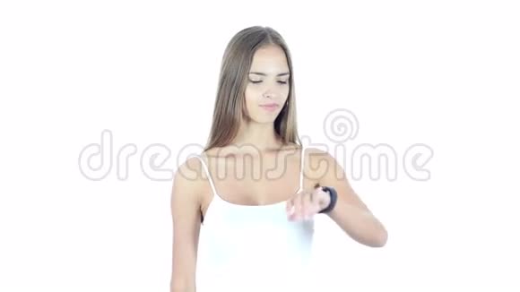 女人用智能手表白色背景年轻视频的预览图