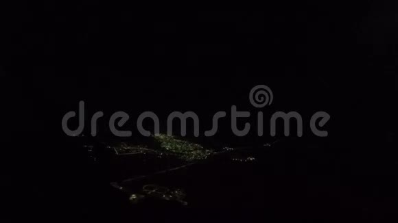 飞机驾驶舱视图4k延时镜头进入夜光城市场景视频的预览图