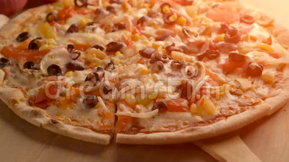 去掉一片美味的素食披萨视频的预览图