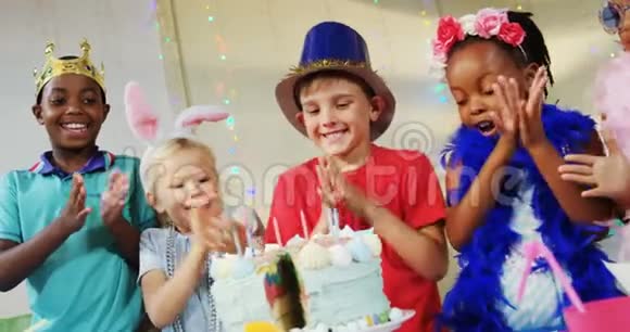孩子们庆祝生日派对4K视频的预览图