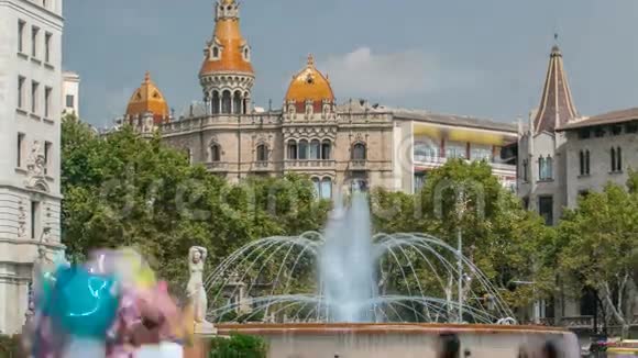 美丽的喷泉在加泰罗尼亚广场或加泰罗尼亚广场时代在巴塞罗那阳光明媚的夏日西班牙加泰罗尼亚视频的预览图