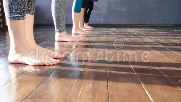 瑜伽课程中的女性伸展与放松视频的预览图