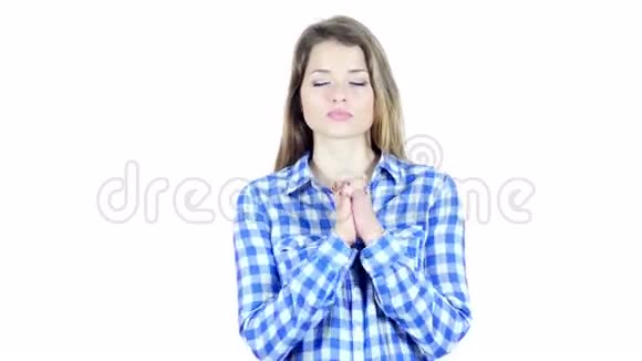女人向上帝祈祷希望年轻视频的预览图