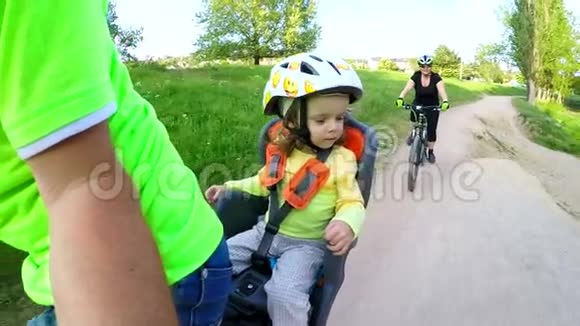 小童骑自行车后座享受旅行视频的预览图