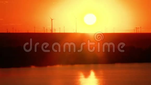 日落时分多瑙河三角洲的风力农场视频的预览图