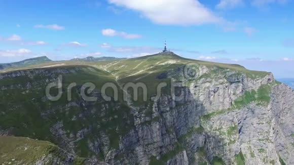 罗马尼亚卡拉曼峰气象站空中飞行视频的预览图