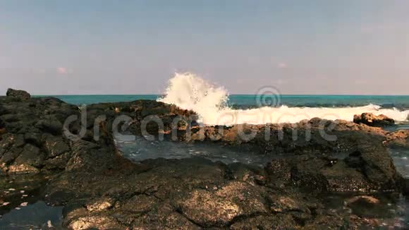 夏威夷的小浪淘沙熔岩和潮汐池视频的预览图