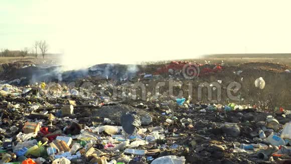 阳光明媚的一天垃圾堆放垃圾和烟雾视频的预览图