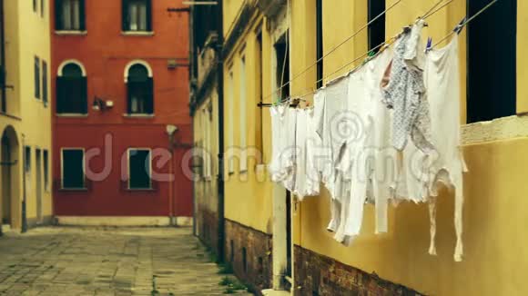 在威尼斯的意大利老街上挥着手晒衣服视频的预览图