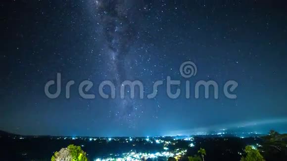 4K时程在山区的村庄上方有云的银河2015年7月15印度尼西亚巴厘视频的预览图