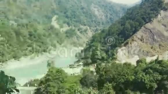河流流淌山峦叠嶂从车中捕捉淘空射击视频的预览图